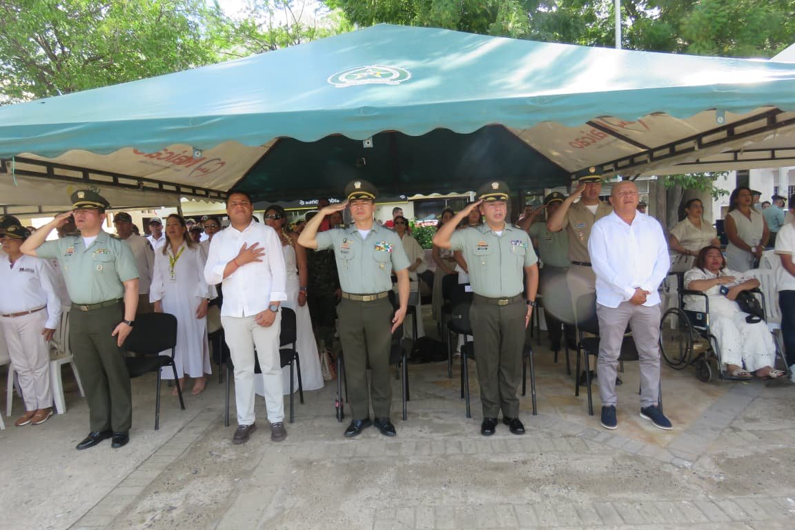 Autoridades y asistentes rinden honores durante la ceremonia del Día del Veterano