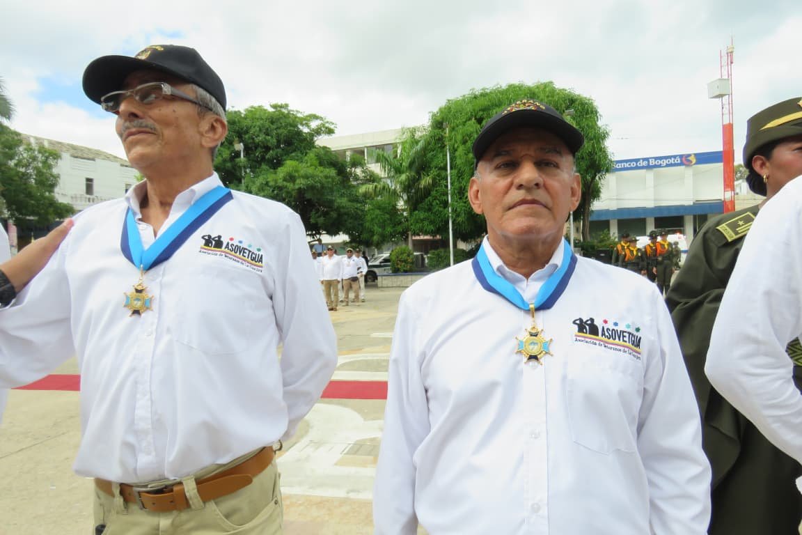 Veteranos con su condecoración