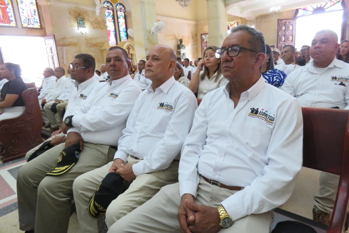 Asociados de ASOVETGUA con camisa blanca durante la eucaristía en la Catedral Nuestra Señora de los Remedios