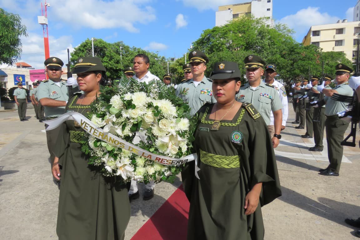 Corona de flores blancas con la cinta Veteranos de la Reserva, llevada durante la ofrenda floral en Riohacha